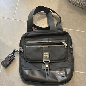 Tumi Black Messenger Bag with Adjustable Straps and Durable Fabric
